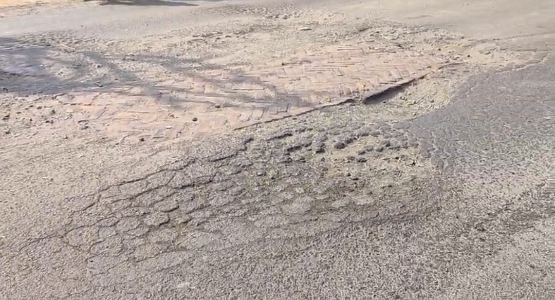 রাজ্য সড়ক যেন মৃত্যুফাঁদ , বেহাল রাস্তায় বাড়ছে দুর্ঘটনা