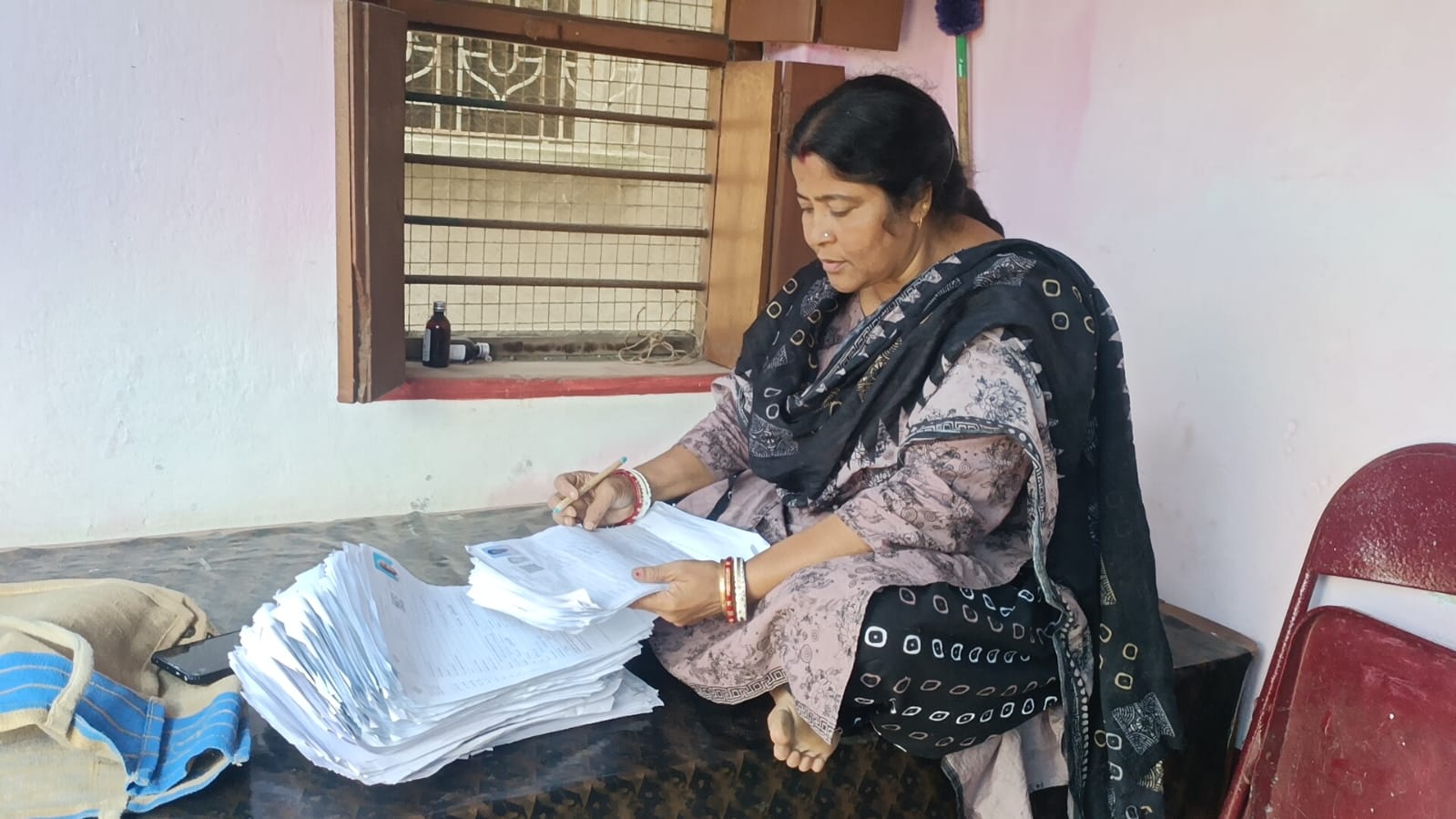 সময়ের আগেই কাজ শেষ , ফাঁকিবাজদের মধ্যেও দৃষ্টান্ত স্থাপন BLO সুমিতা রায় দত্তের