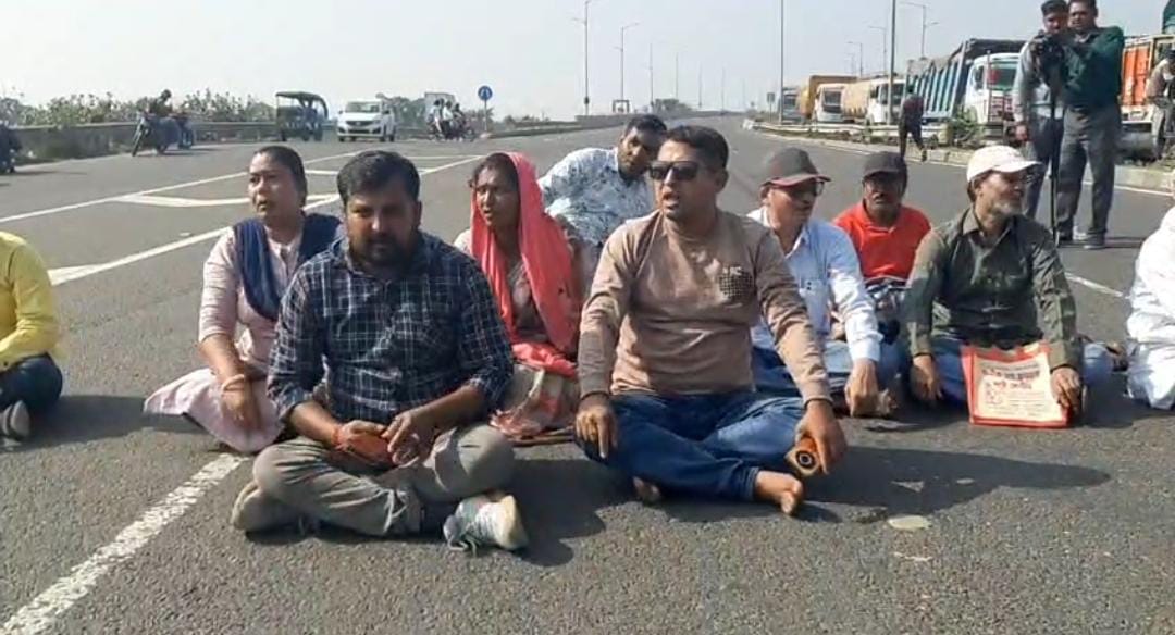 ভূমি দফতরের অফিসে ঘুঘুর বাসা , জলের দরে চাষীদের জমি লুট , সড়ক অবরোধ নাগরিক মঞ্চের