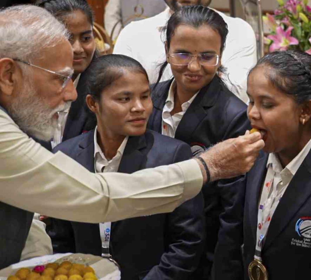 প্রধানমন্ত্রীর বাসভবনে দৃষ্টিহীন বিশ্বজয়ীরা , নিজে হাতে লাড্ডু খাইয়ে সংবর্ধনা মোদির