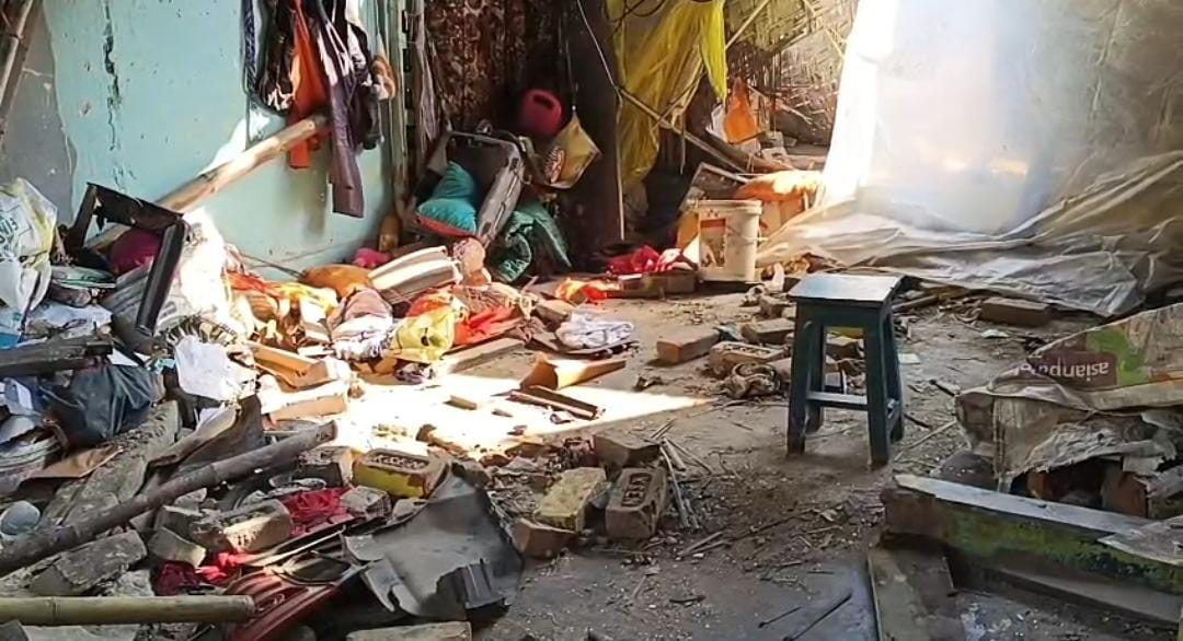 নিয়ন্ত্রণ হারিয়ে বাড়ির ভেতরে চার চাকা , নাবালকের মৃত্যুর প্রতিবাদে টায়ার জ্বালিয়ে বিক্ষোভ এলাকাবাসীর