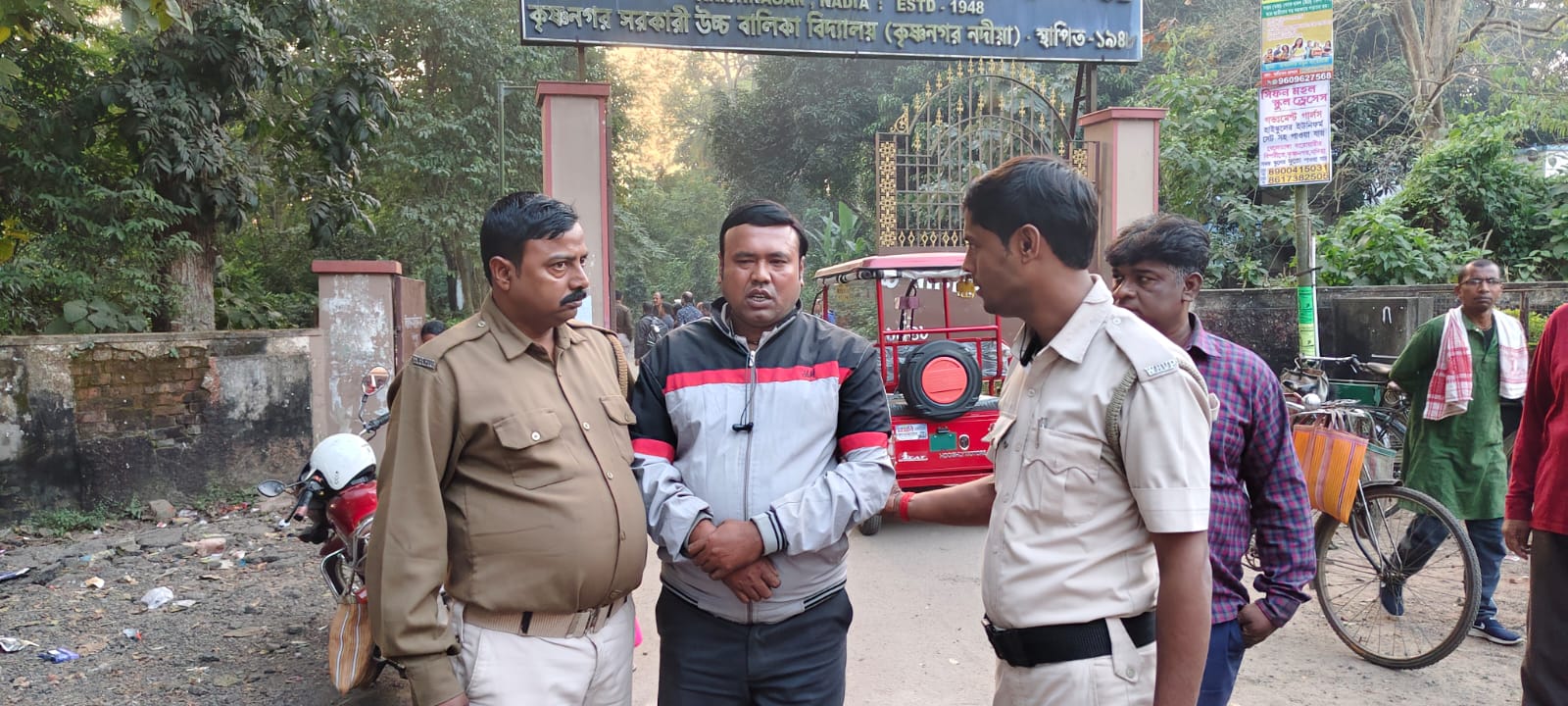 যৌনাঙ্গ দেখিয়ে ছাত্রীদের উদ্দেশ্যে অশালীন ইঙ্গিত , স্কুলের সামনে চরম হেনস্থা অভিযুক্তকে