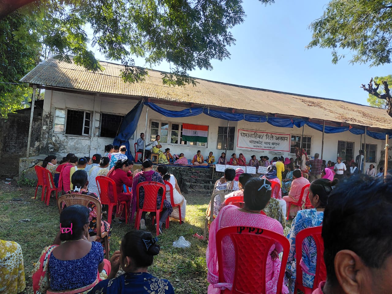 বকেয়া মজুরি সহ বোনাসের দাবিতে উত্তাল বাগ্রাকোট , অনশন অব্যাহত শ্রমিকদের