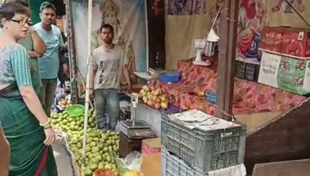 শিলিগুড়ির ফুটপাতে যোগীর স্টাইলে বুলডোজার , মাথায় আকাশ ভেঙে পড়ল সবহারা দীপিকার