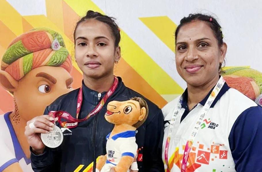 ভারোত্তোলনে একই মঞ্চে কেল্লাফতে , শহর কলকাতার বুকে সোনা জয় মা মেয়ের