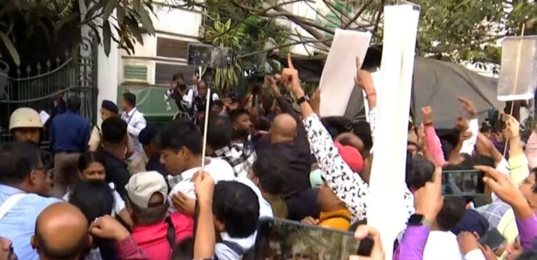 SIR ক্ষোভে ফুঁসছে তৃণমূলপন্থী BLO রা , সিইও দফতরের সামনে ধর্নায় উত্তাল রাজপথ