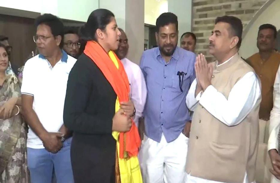 বিশ্বজয়ী বঙ্গকন্যার বাড়িতে শুভেন্দু , উপহারের বন্যায় ভাসলেন রিচা