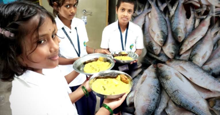 ডাল-ভাতের পরিবর্তে ভাতের থালায় ইলিশের আমেজ, পড়ুয়াদের মুখে উৎসবের হাসি!