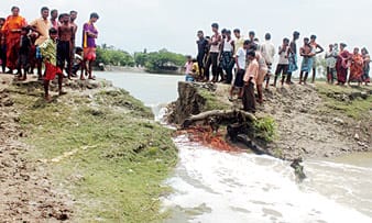 মৌসুনি দ্বীপে নদী বাঁধ ভেঙে বিপর্যস্ত এলাকা, আতঙ্কে স্থানীয়রা