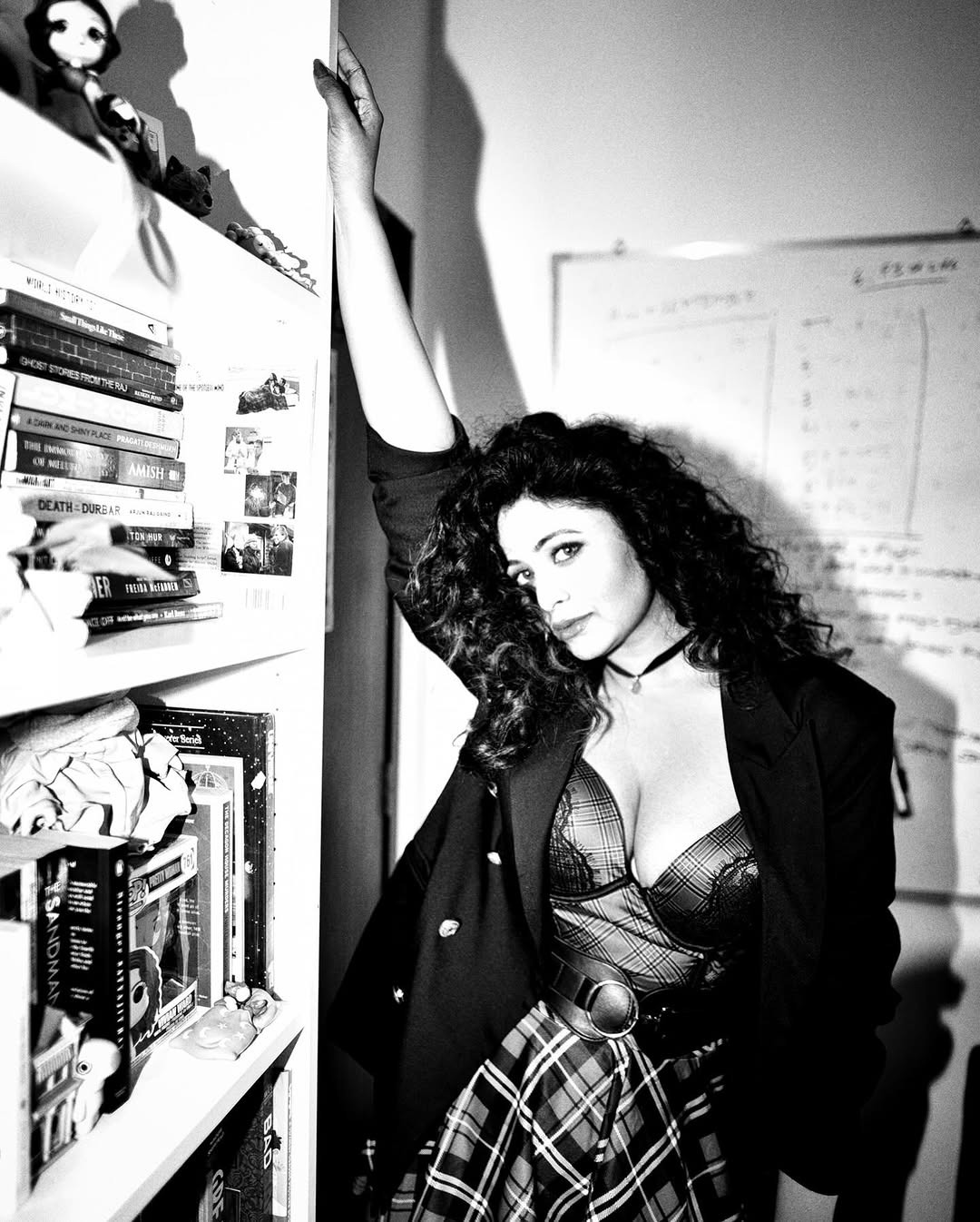 সাদা-কালো সাহসী লুকে ঋতাভরী , শীতের ঠান্ডায় আগুন নেটপাড়ায়