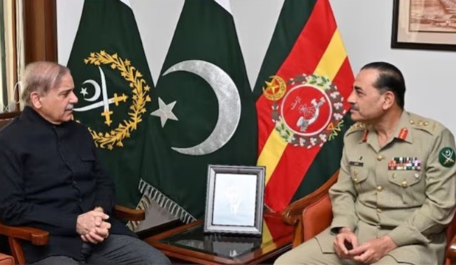 সিডিএস করতে হবে মুনিরকে, ভয়ে পলাতক পাক প্রধানমন্ত্রী!