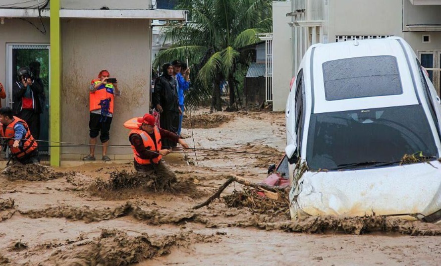 ভয়াবহ বন্যা ইন্দোনেশিয়ায়, মৃত ৬৩১, নিখোঁজ ৫০০