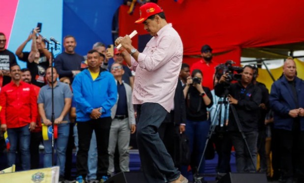 মাথায় লাল বেসবল টুপি, কোমর দুলিয়ে নাচ ট্রাম্পের চক্ষুশূল ভেনেজুয়েলার প্রেসিডেন্টের