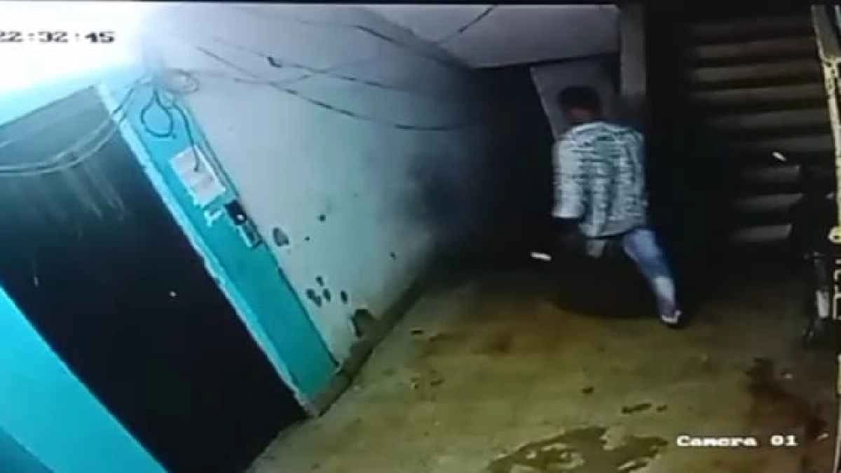 হাওড়ার আবাসনে বৃদ্ধের রহস্য মৃত্যু, সিসিটিভি ফুটেজে অজ্ঞাত যুবকের খোঁজে পুলিশ