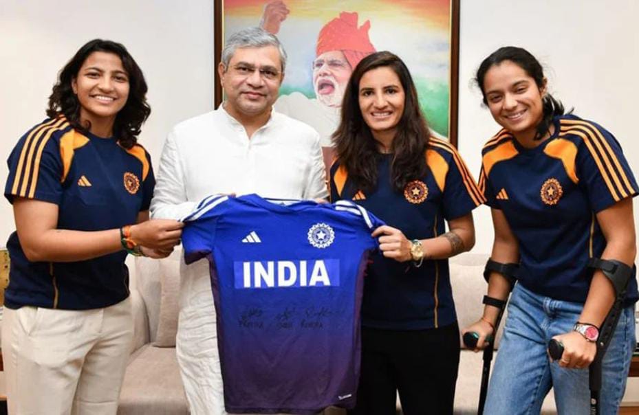 প্রথমবার বিশ্বজয় , ভারতীয় রেলে পদোন্নতি রেনুকা - প্রতিকার