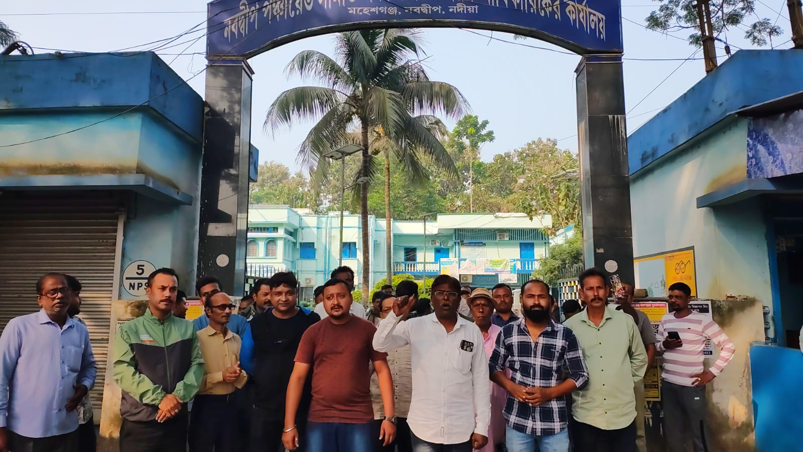 নবদ্বীপের BLRO অফিসে ল ক্লার্কদের প্রবেশে নিষেধাজ্ঞা , অনিশ্চয়তায় দিন গুনছে একশোর বেশি পরিবার