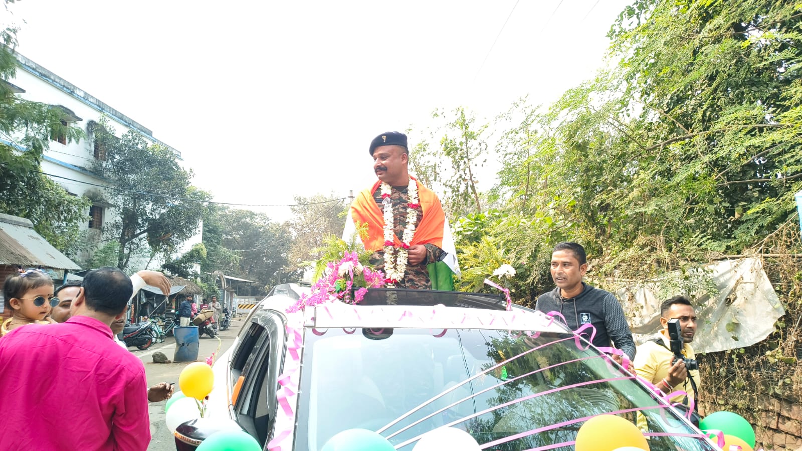 দেশসেবার ১৮ বছর পর গ্রামে বীরের মতো ফিরলেন সুখেন প্রামাণিক , এলাকাজুড়ে উল্লাস