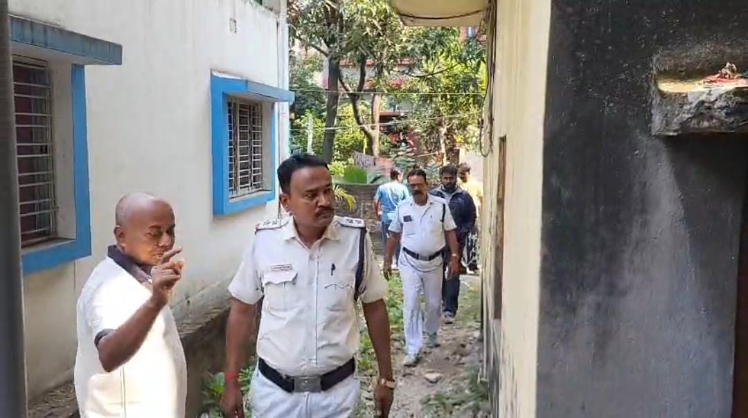 বদ্ধ ঘর থেকে উদ্ধার পচাগলা মৃতদেহ , তুমুল চাঞ্চল্য ডানকুনিতে