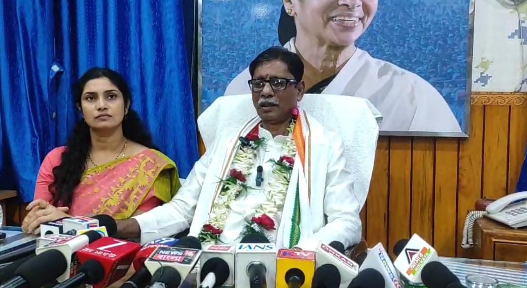 প্রাক্তনের ফোন পেয়ে চোখে জল বর্তমানের , বাঁশবেড়িয়া পুরসভার চেয়ারম্যান পদে শপথগ্রহণ তাপস মুখার্জির