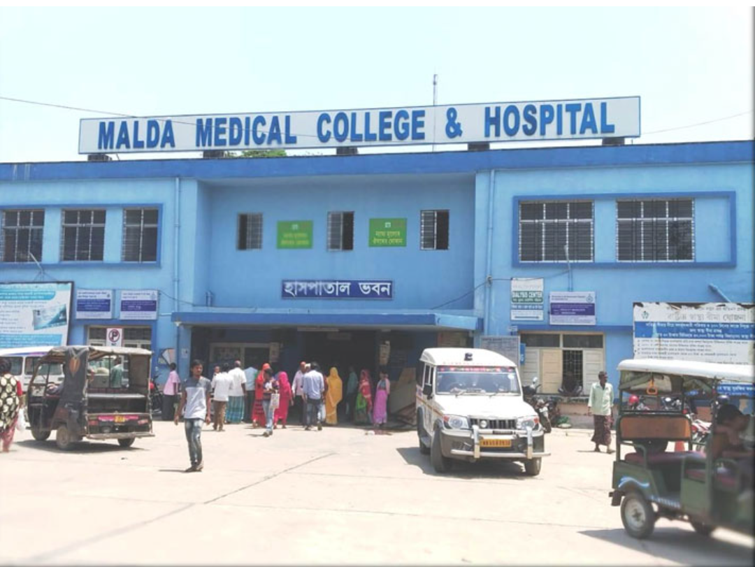 দীর্ঘদিন ধরে বকেয়া বেতন , মালদহ মেডিকেল কলেজ চত্বরে অস্থায়ী কর্মীদের বিক্ষোভ