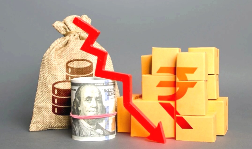 ফের দুর্বল টাকা, ডলারের সাপেক্ষে দাম টপকালো ৯০-এর গণ্ডি