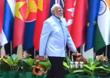 হাতে কেটলি ও গ্লাস, রেড কার্পেট ইভেন্টে চা বিক্রি মোদির! বিতর্কিত AI ভিডিও পোস্ট কংগ্রেসের