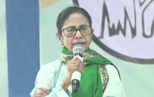 SIR করে নিজেরাই নিজেদের কবর খুঁড়ছে , মালদহ সভা থেকে বিজেপিকে তোপ মমতার
