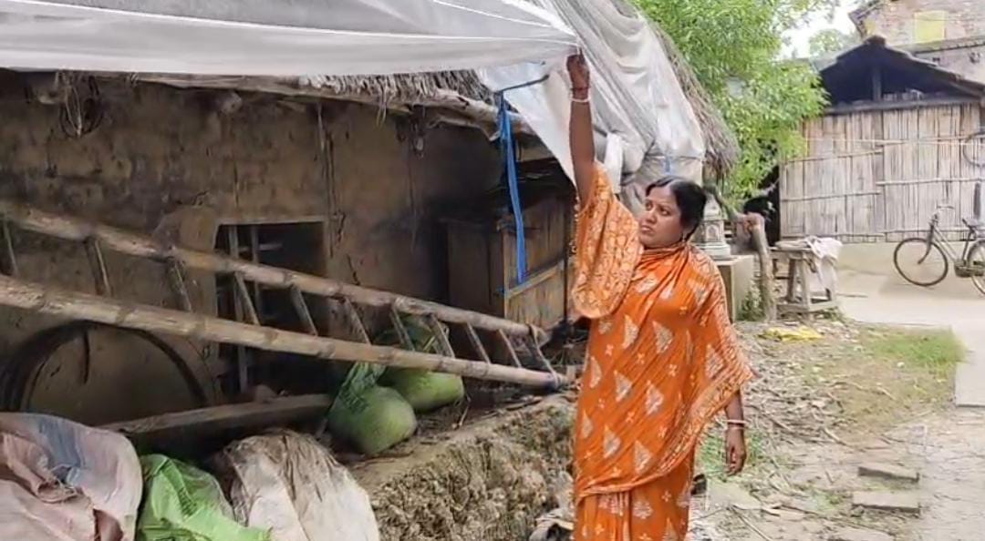 ভাঙ্গা মাটির বাড়িতে আটকানো পলিথিন , আভাস যোজনা থেকে নাম বেদ দেওয়ার অভিযোগ বিজেপির বিরুদ্ধে