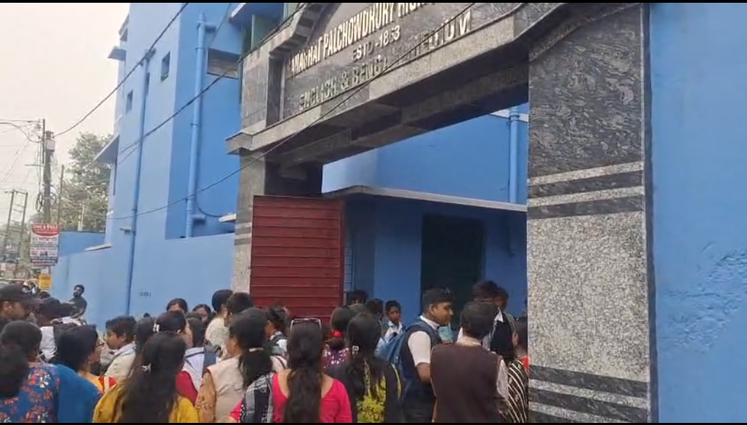 শিশুদের ভর্তি নিয়ে দুর্নীতি , তীব্র বিক্ষোভে উত্তাল রানাঘাট