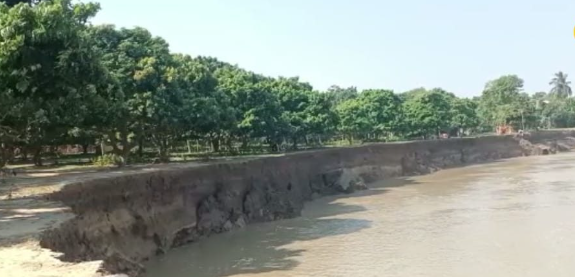 তলিয়ে গেল আইসিডিএস কেন্দ্র ,আতঙ্কে ঝাড়গ্রামের স্থানীয়রা