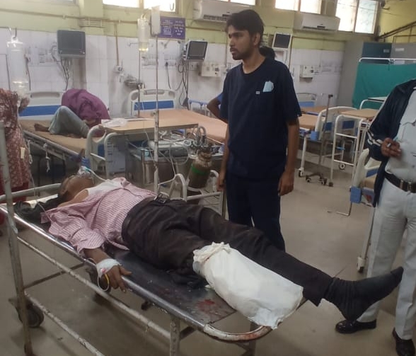 বেপরোয়া বাসের চাপায় পা বাদ নিরীহ বাইক চালকের , মর্মান্তিক দুর্ঘটনা ঠাকুরপুকুরে