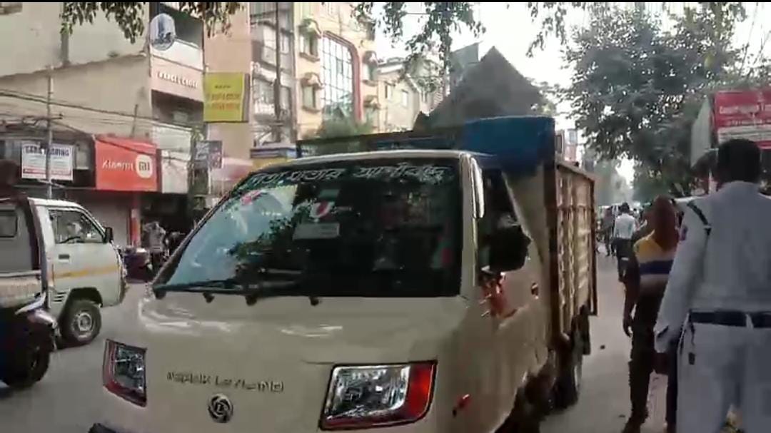 রাস্তা দখল ব্যবসায়ীদের , বিশেষ অভিযান ট্রাফিক পুলিশের