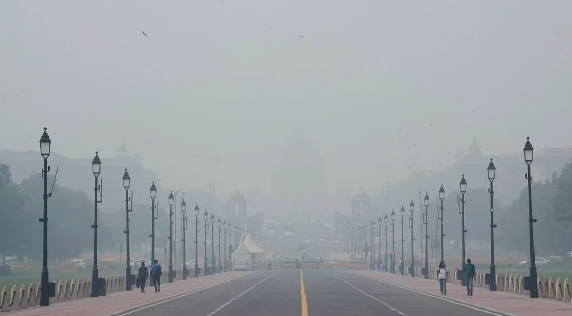 ভয়ানক রূপ দিল্লির দূষণের, ৭২ ঘণ্টার মধ্যে রাস্তার গর্ত বুজিয়ে দেওয়ার নির্দেশ প্রশাসনের