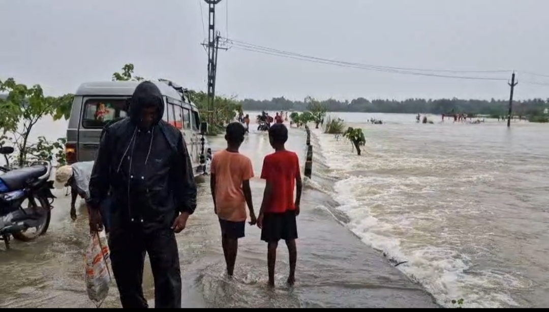 ভয়ঙ্কর পরিস্থিতি দীঘায় , বন্যার জলে ভেসে যাচ্ছে গোটা এলাকা