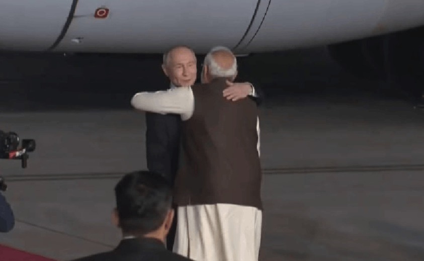 করমর্দন-আলিঙ্গন, দিল্লিতে রুশ প্রেসিডেন্ট, একই গাড়িতে দুই ‘প্রিয় বন্ধু’ মোদি-পুতিন