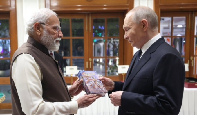 পুতিনকে ভগবদ গীতা উপহার মোদির, শুক্রে বৈঠক দুই ‘প্রিয় বন্ধু’-র