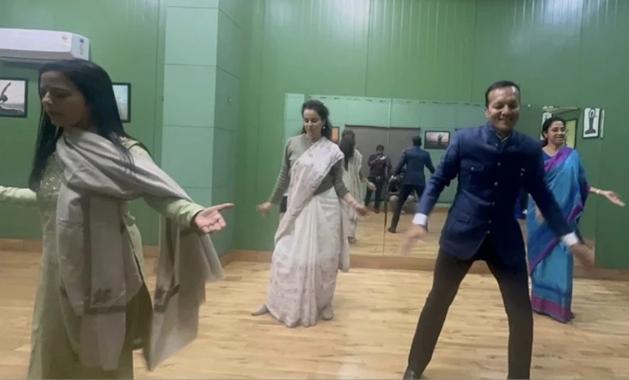 রাজনৈতিক বৈরিতা অতীত, নাচের অনুশীলনে একসঙ্গে মহুয়া-কঙ্গনা-সুপ্রিয়া