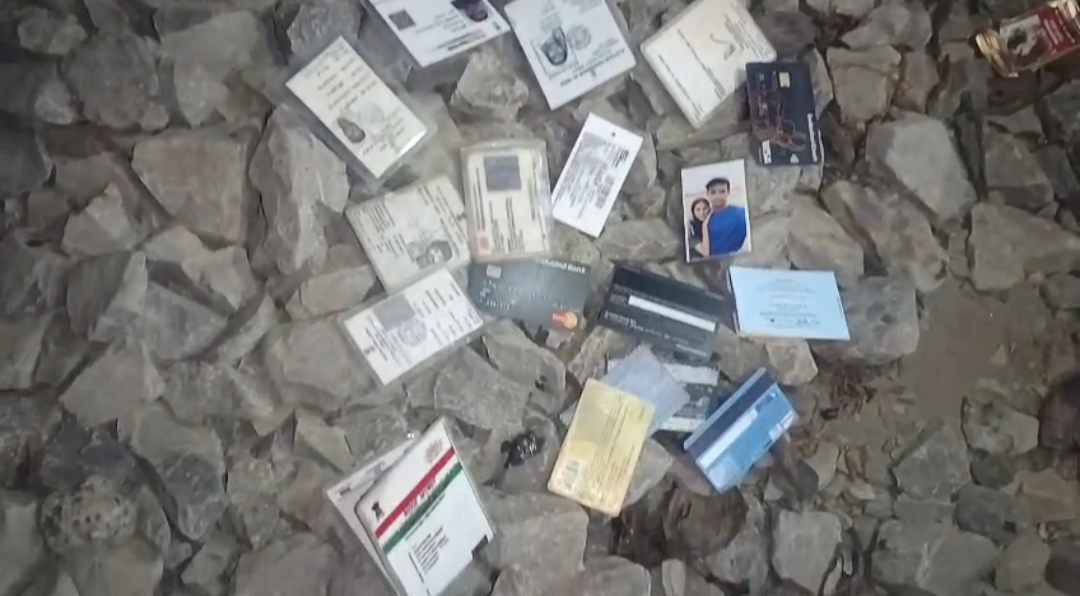 স্টেশন থেকে উদ্ধার শয়ে শয়ে ভোটার কার্ড , তীব্র চাঞ্চল্য বারাসাতে