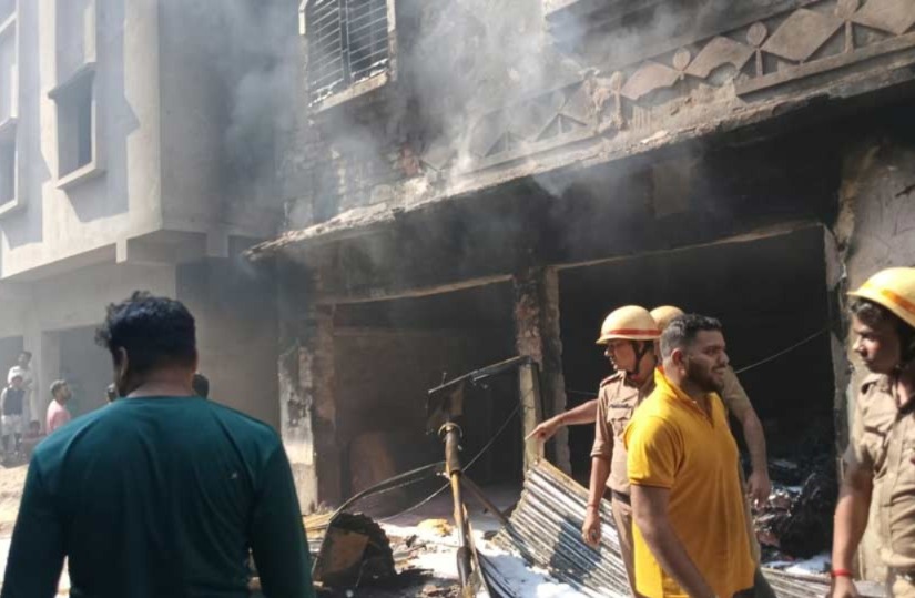 সাতসকালে বিধ্বংসী আগুন আনন্দপুরের গুলশন কলোনিতে, আতঙ্কে স্থানীয়রা