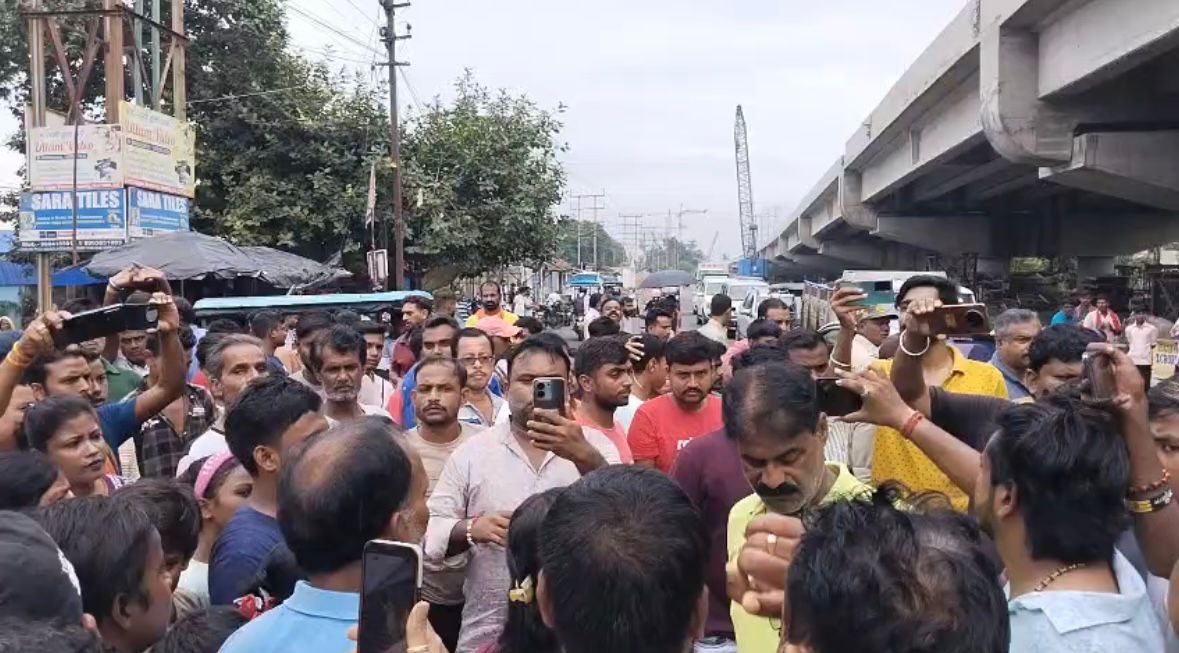 নিখোঁজ যুবককে ঘিরে উত্তেজনা, পথ অবরোধে পরিবার প্রতিবেশী