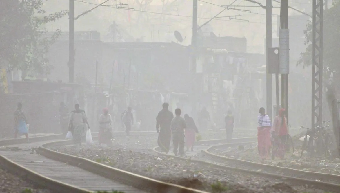 রাজধানী জুড়ে কুয়াশার কম্বল! ‘উদ্বেগজনক’ দিল্লির বাতাস