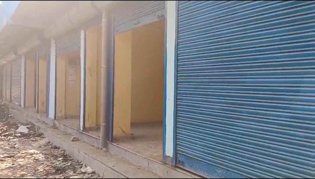 উদ্বোধনের পরেও মাসের পর মাস বন্ধ স্টল , তালা ভেঙে দোকান খুললেন ব্যবসায়ীরা