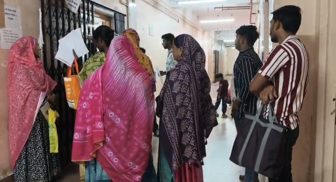 SIR ঘিরে আতঙ্ক , মালদহ হাসপাতালে জন্ম সার্টিফিকেট তৈরির লাইন