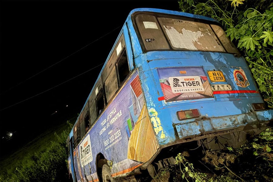 জাতীয় সড়কে ভয়াবহ দুর্ঘটনা, বাস–বোলেরো মুখোমুখি সংঘর্ষে মৃত ২, আহত একাধিক
