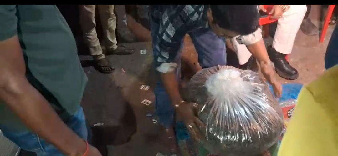 মাদুরের ভিতরে মাদক পাচার চক্র , জারিফ শেখের বুদ্ধিতে চোখ কপালে পুলিশের