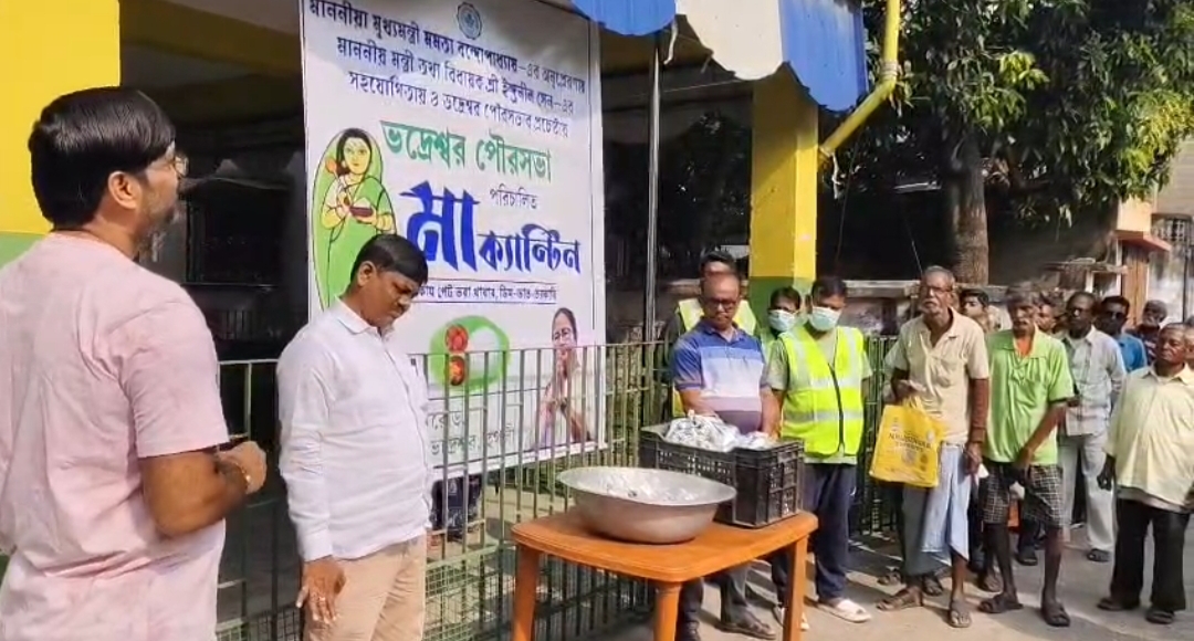 বর্জ্য প্লাস্টিক দিন আর পেট ভোটে খাবার খান , অভিনব উদ্যোগ ভদ্রেশ্বর পৌরসভার