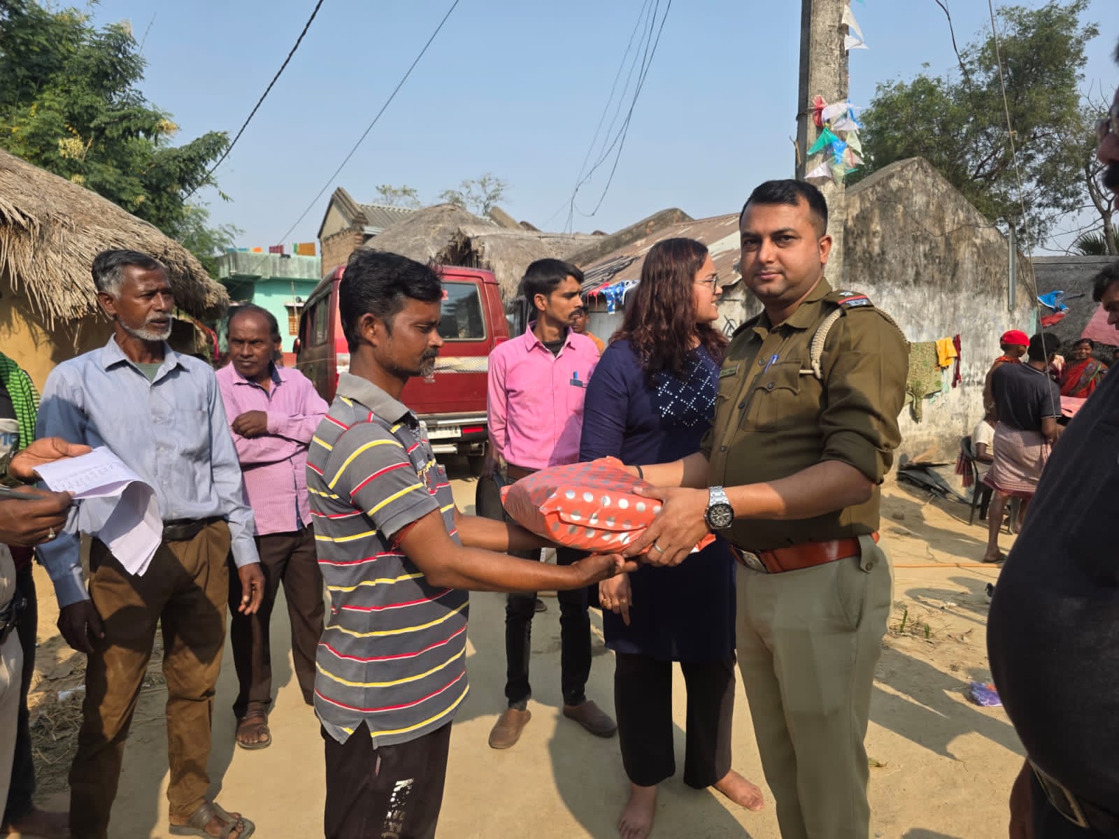 ঠাণ্ডার শুরুতেই শীতবস্ত্র দিয়ে গ্রামের মানুষকে ভুরিভোজ , চারপাশে দুর্নামের মাঝেও প্রশংসনীয় কাজ পুলিশের