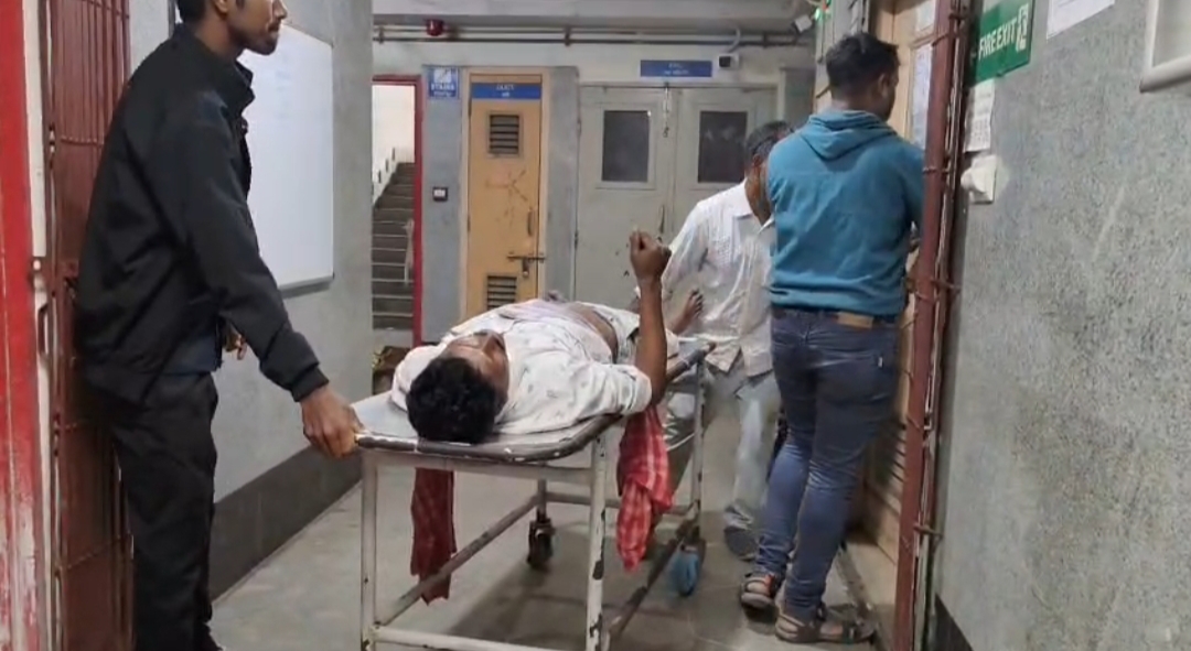 দিন দুপুরে বন্ধুকে কুপিয়ে খুনের চেষ্টা , পলাতক রকি পারভেজ