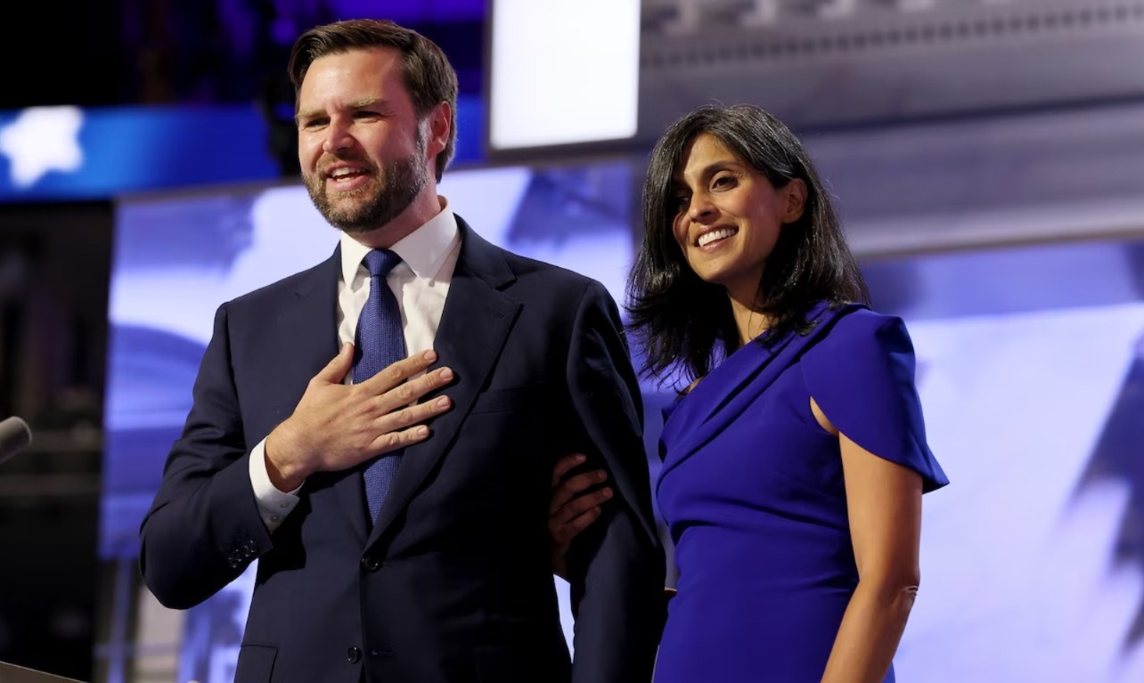 অভিবাসীরা চোর! ভ্যান্সের স্ত্রী-সন্তানদের ভারতে পাঠানোর দাবি