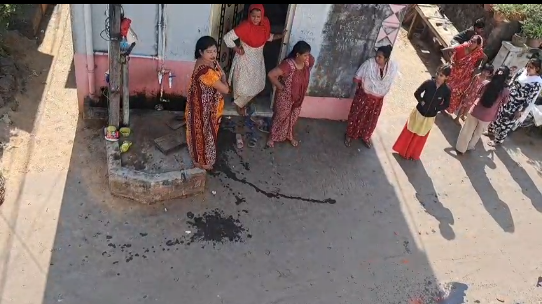 ডেপুটি কমান্ড্যান্টের বাড়িতে আলকাতরা ছড়িয়ে মার্কিং , সন্দেহভাজন মহিলার খোঁজে পুলিশ